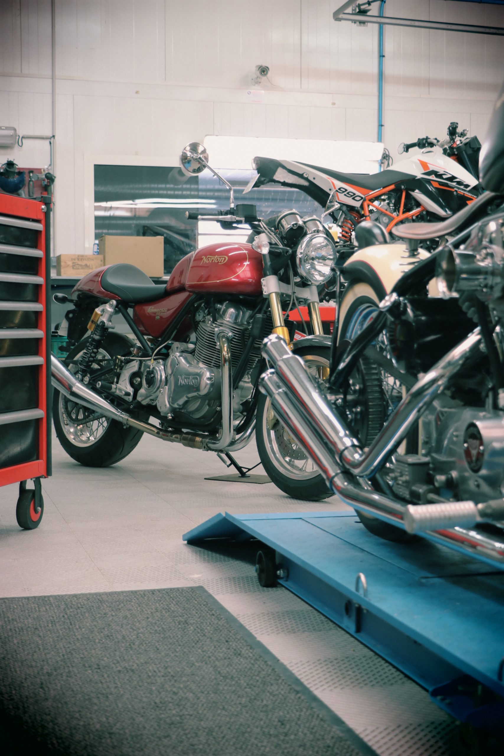 Atelier moto et boutique en ligne.